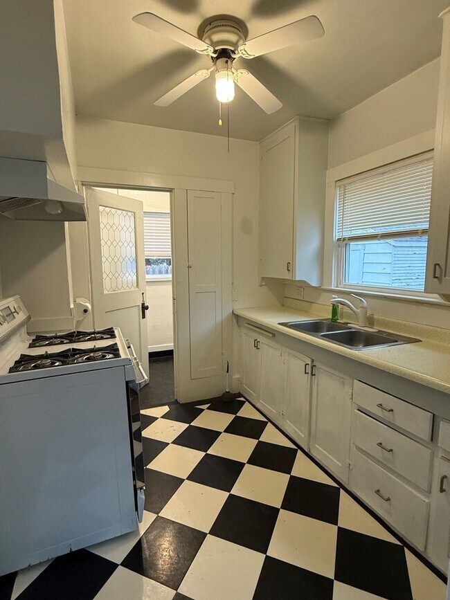 Building Photo - Cozy 2 bed 1 bath available now!