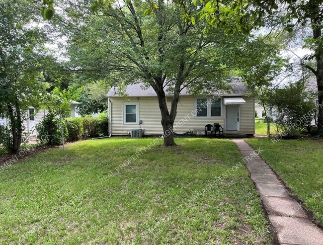 Building Photo - 2823 Garfield Dr