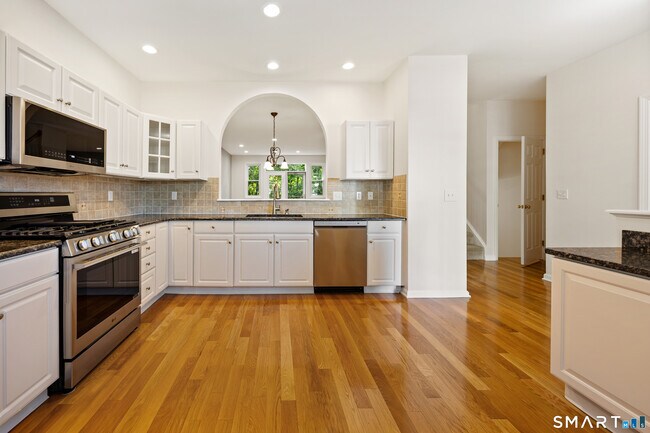 Building Photo - 6 Cypress Ln