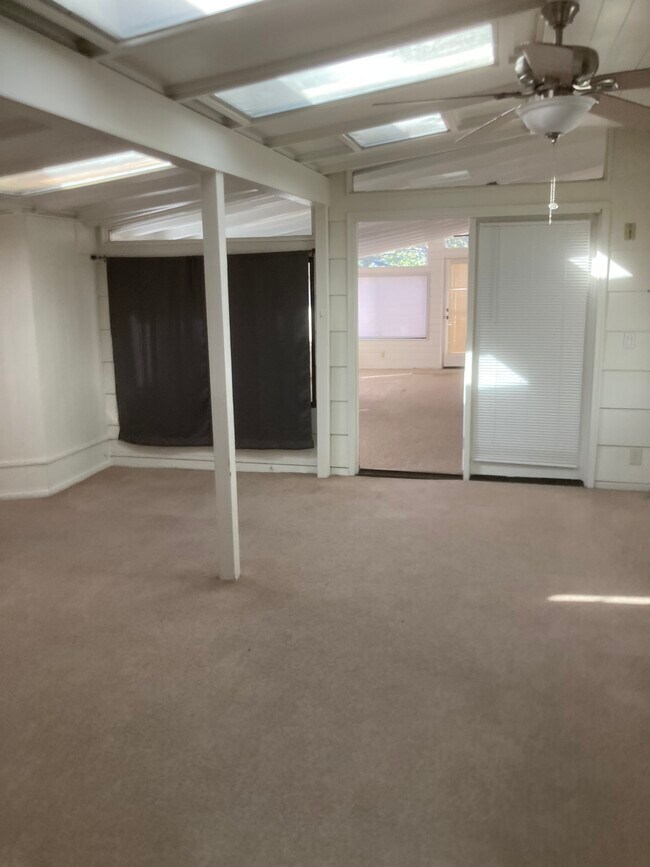 Building Photo - 960 Arrowhead Dr