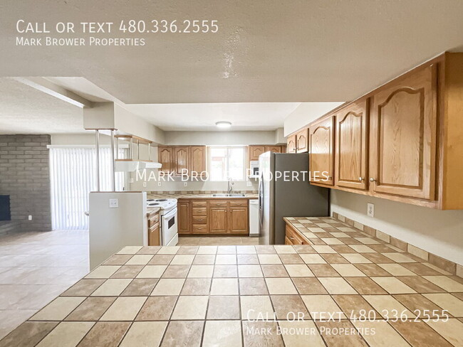 Building Photo - 4025 W Carol Ave