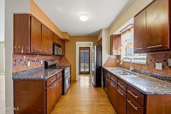 Building Photo - 6613 Escondido Dr