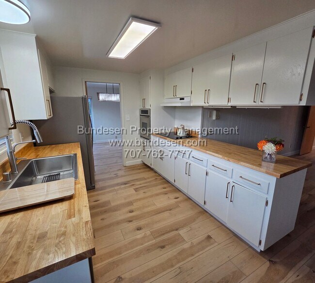 Building Photo - Beautifully updated 2015 Sq. Ft. Ranch-Style Home featuring 4BD/3BA| Brush Creek, Santa Rosa