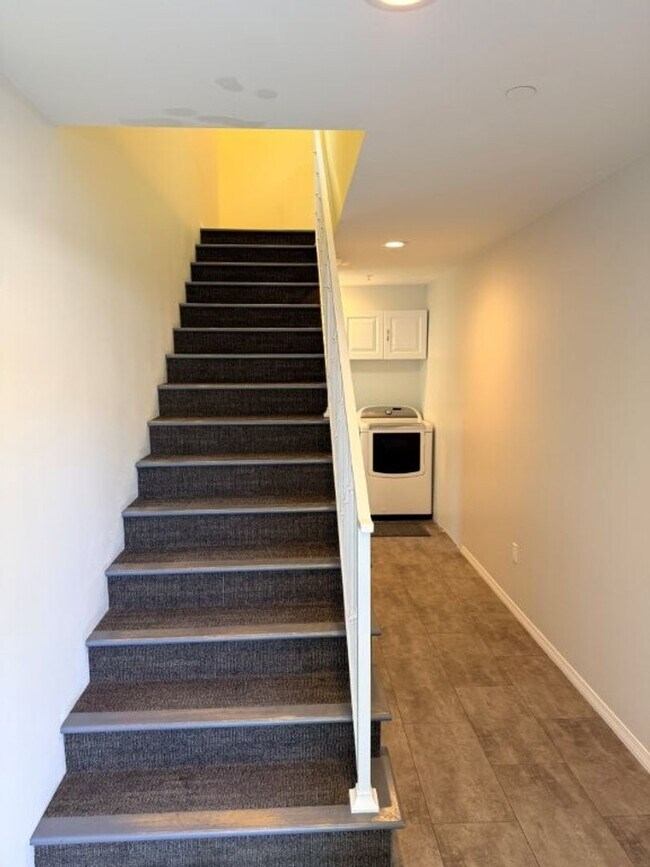Building Photo - 4545 Vesper Ave