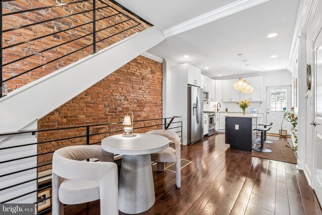 Building Photo - 1816 Dickinson St