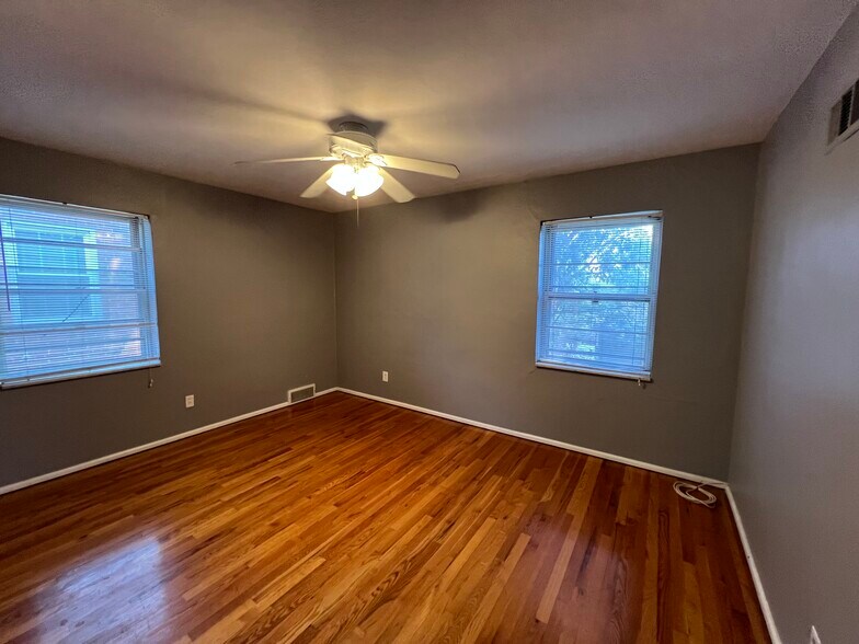 Building Photo - 1104 Ralph Ter