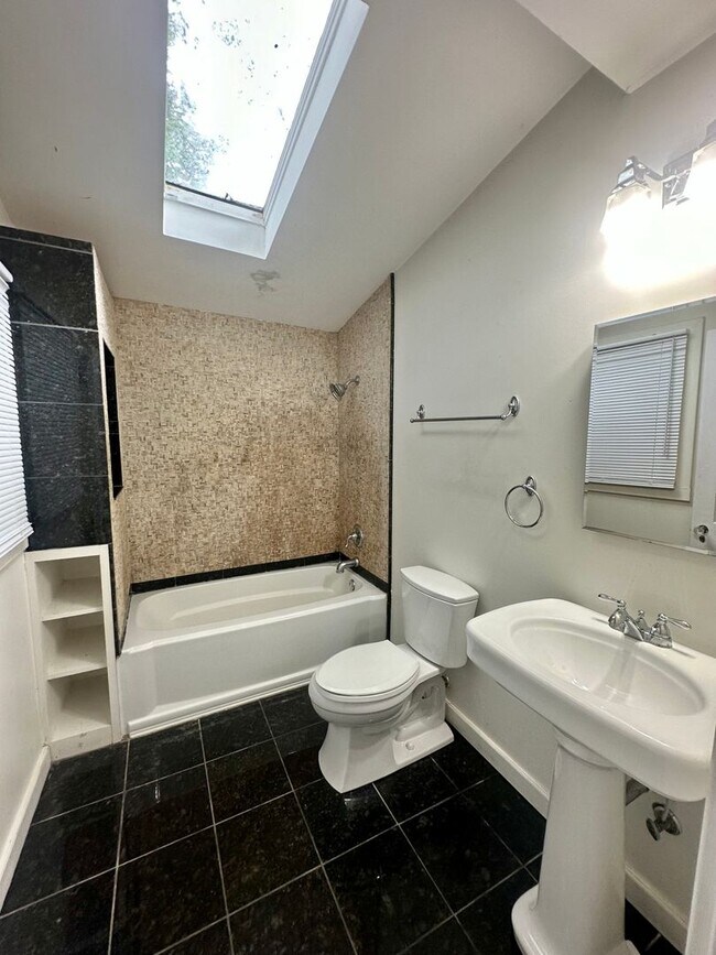 Building Photo - 505 Ingleside Dr