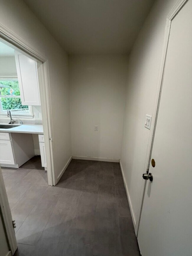 Building Photo - Charming JC Neighborhood Rental with Brand-New Kitchen & Hardwood Floors