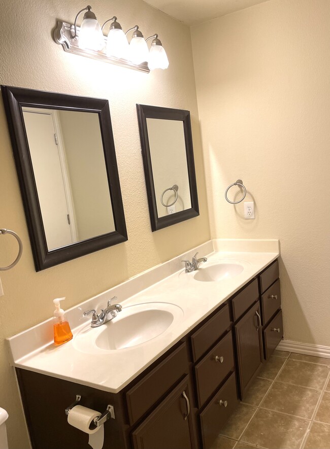 Master Bath, 2 sinks - 2009 Bowie Ln