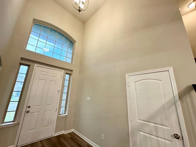 Building Photo - Room for the family!