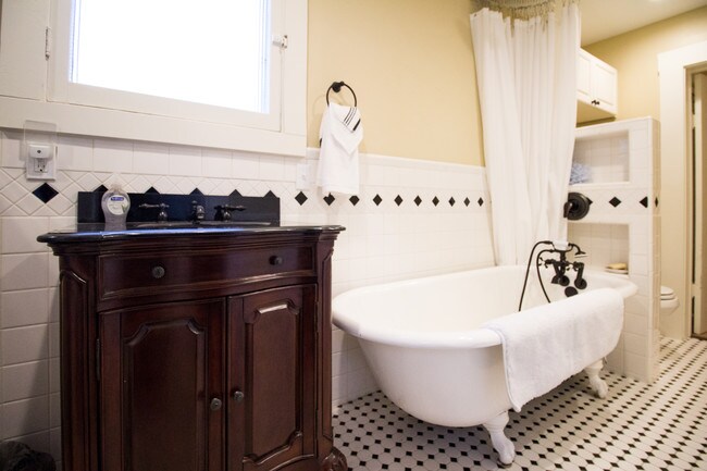 Building Photo - 1321 E Isaacs Ave