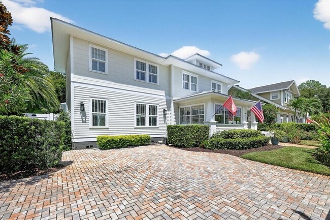 Building Photo - 235 10th Ave NE