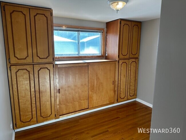 Building Photo - 2821 W Summerdale Ave