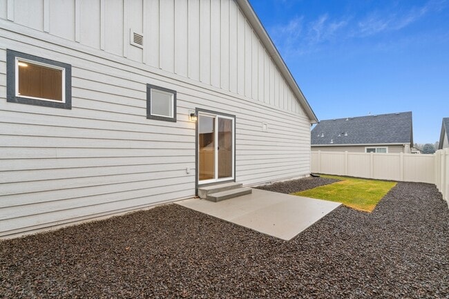 Building Photo - 2046 E Cave Falls St