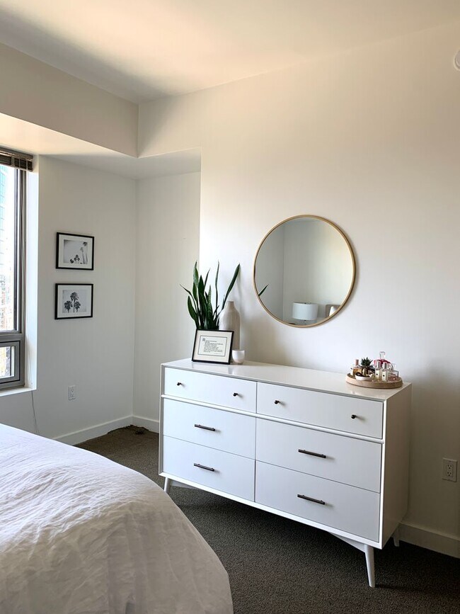 Building Photo - Stunning 1 Bedroom Condo in the Heart of Downtown/South Lake Union!