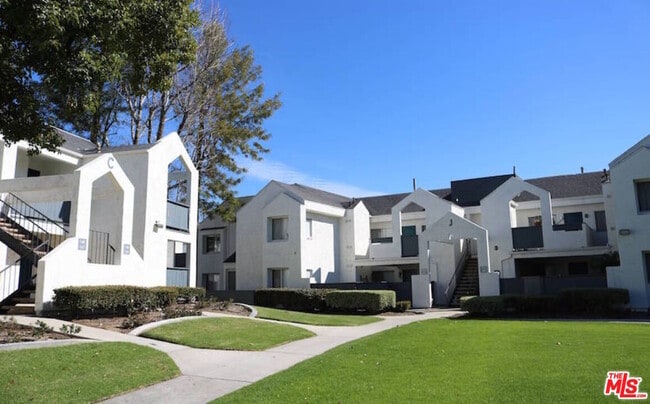 Building Photo - 1925 W College Ave