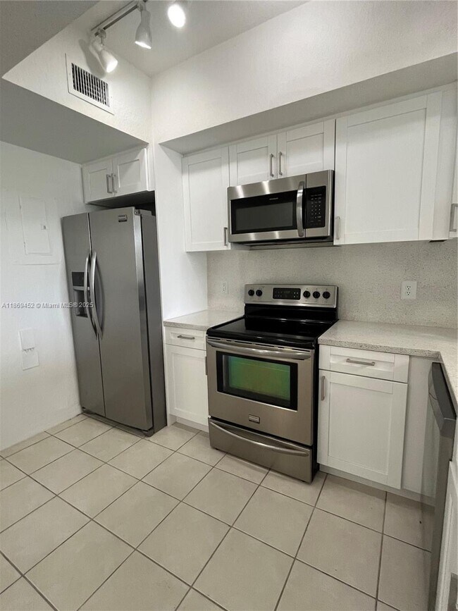 Building Photo - 751 SW 148th Ave