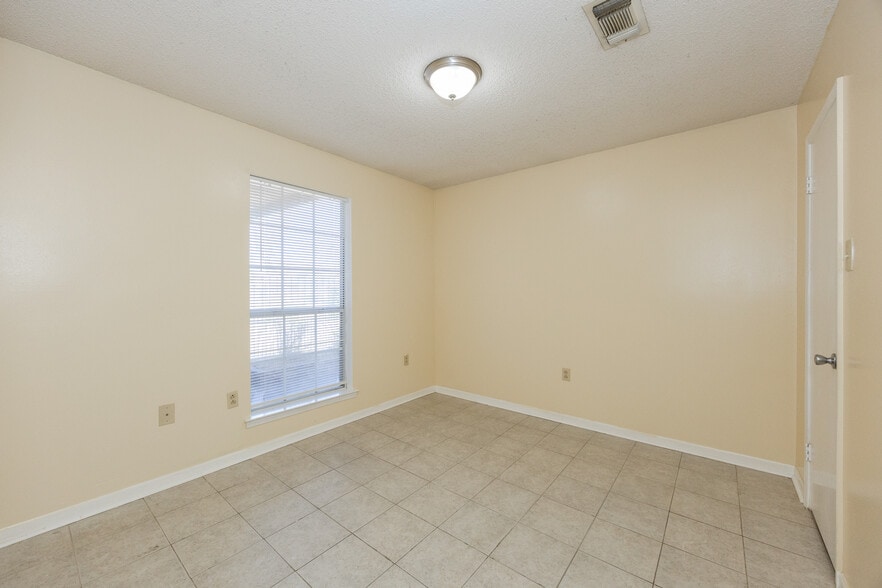 Building Photo - 13442 S Fairview Ave