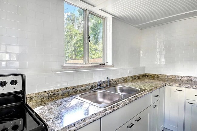 Building Photo - PRICE DROP!!!  Beautiful 3 Bed / 1 Bath Garden Apartment in Prime Boulder Location!