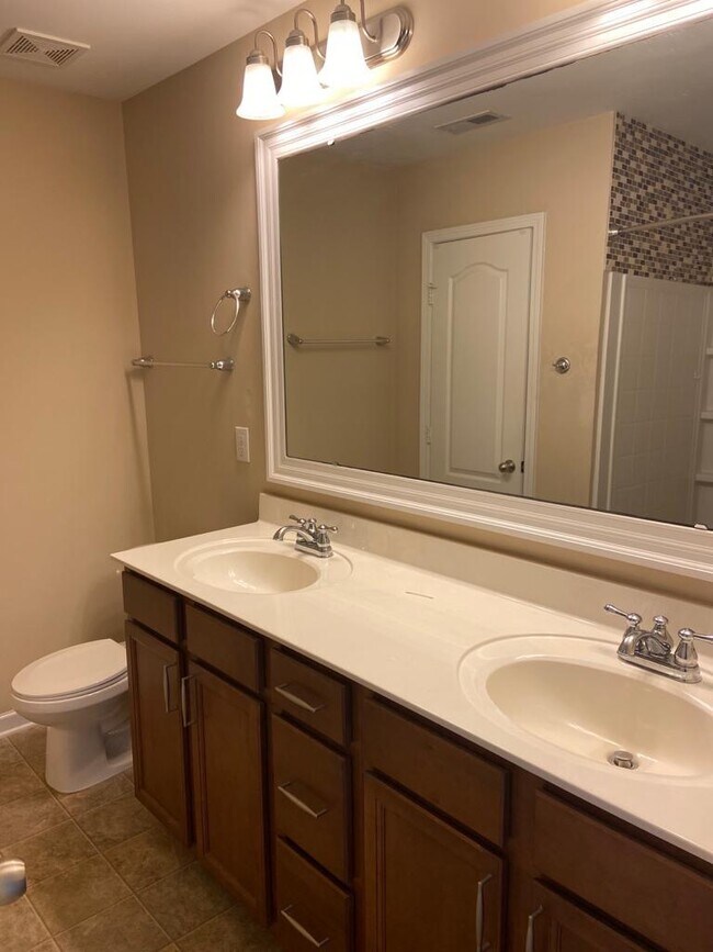 Master bathroom - 1035 Ileagnes Rd
