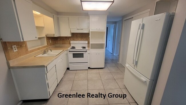 Building Photo - Updated - 3 Bed/2 Bath House with Garage