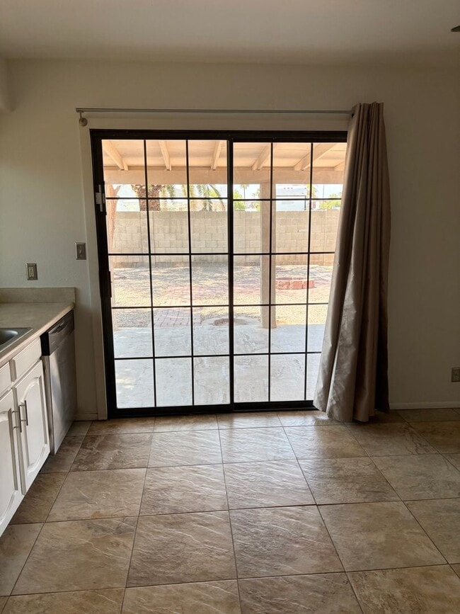 Building Photo - **Excellent 3br/2ba/2garage HOUSE (EXTENSI...