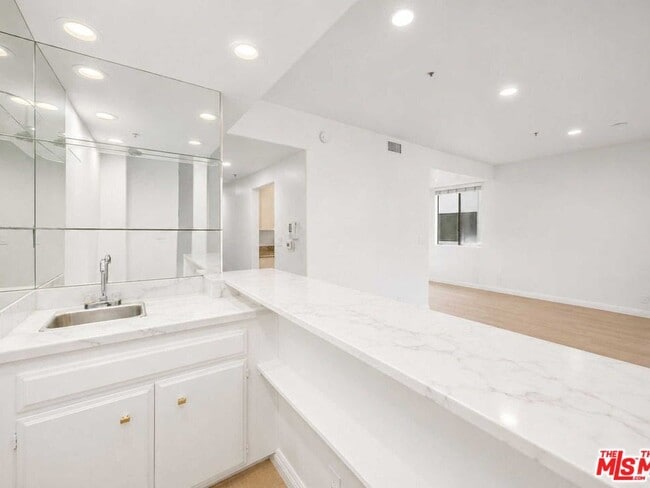 Building Photo - 9836 Vidor Dr
