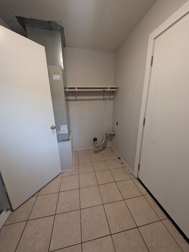 Building Photo - 4-bedroom house with a 2-car garage available in Hawthorne