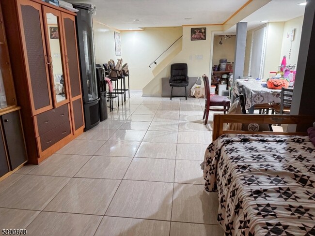 Building Photo - 617 Sycamore St