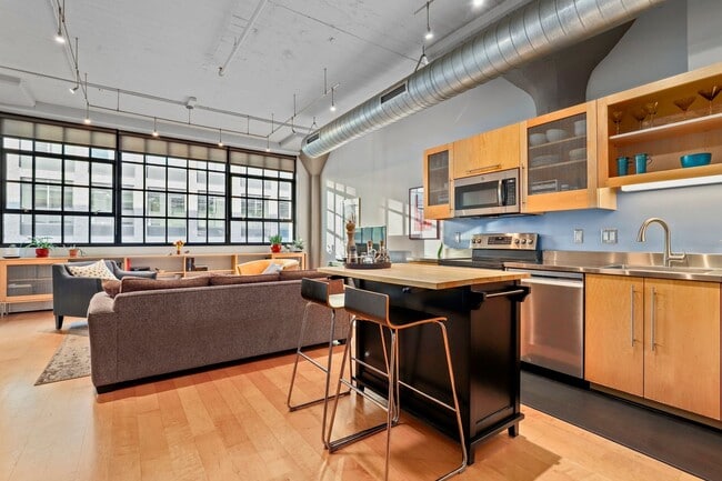Building Photo - Stunning Pearl Loft with Washer/Dryer in Unit & Secure Parking