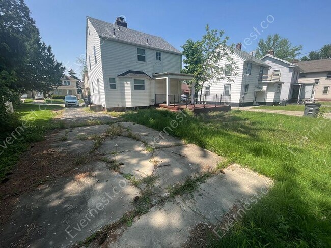 Building Photo - 2820 Winsted Dr