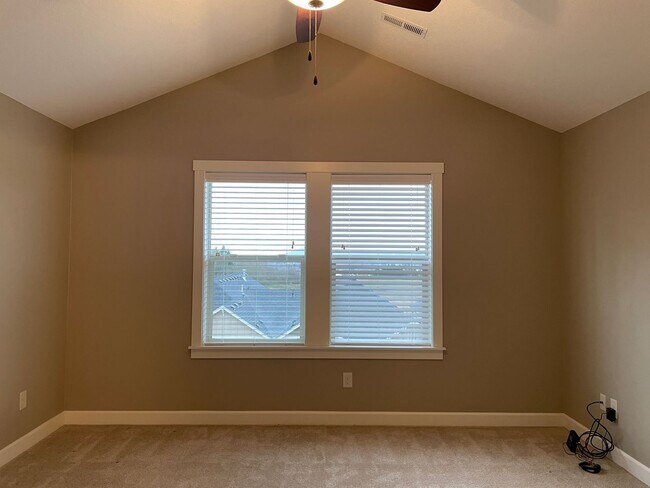 Building Photo - LUXURY 4 BD TOWNHOME! GATED PARKER VILLAGE...