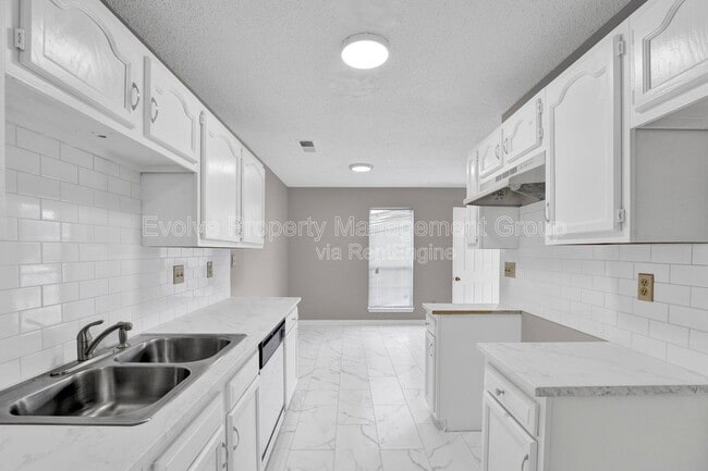 Building Photo - 3014 Meadows Ln