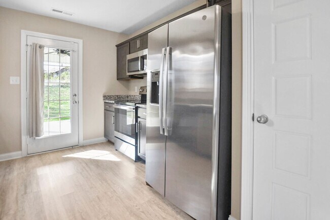 Building Photo - Pet Friendly Three Bedroom!