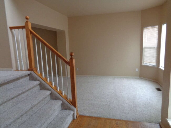 Building Photo - Super location close to shopping, schools,...
