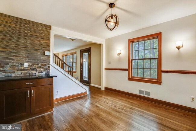Building Photo - 2325 Highland Ave