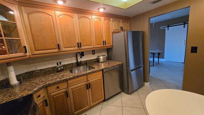 Building Photo - 300 Bayview Dr