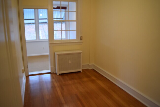 Building Photo - Regal Rowhome! 3 Beautiful Finished Levels!