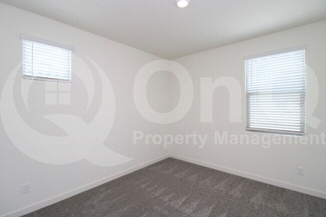 Building Photo - 683 N Bay Dr