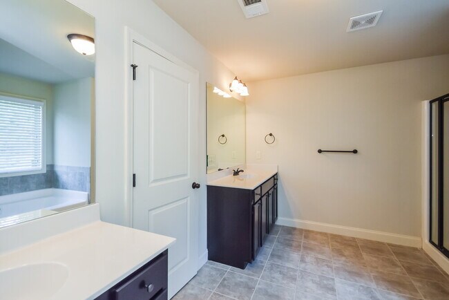 Building Photo - 590 Roland Manor Dr
