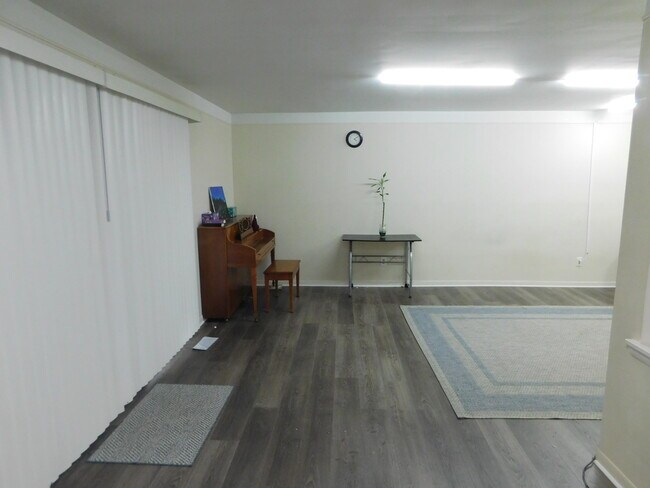 Building Photo - 448 N Fox Hills Dr