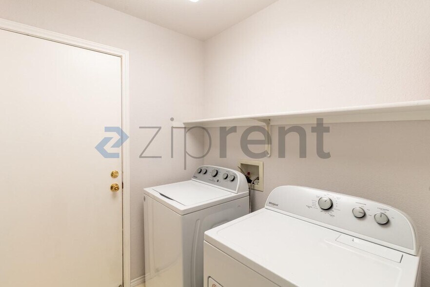Building Photo - Unit