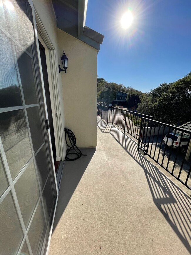 Building Photo - Stunning Remodeled 2BR/2BA Garage Laundry Fireplace