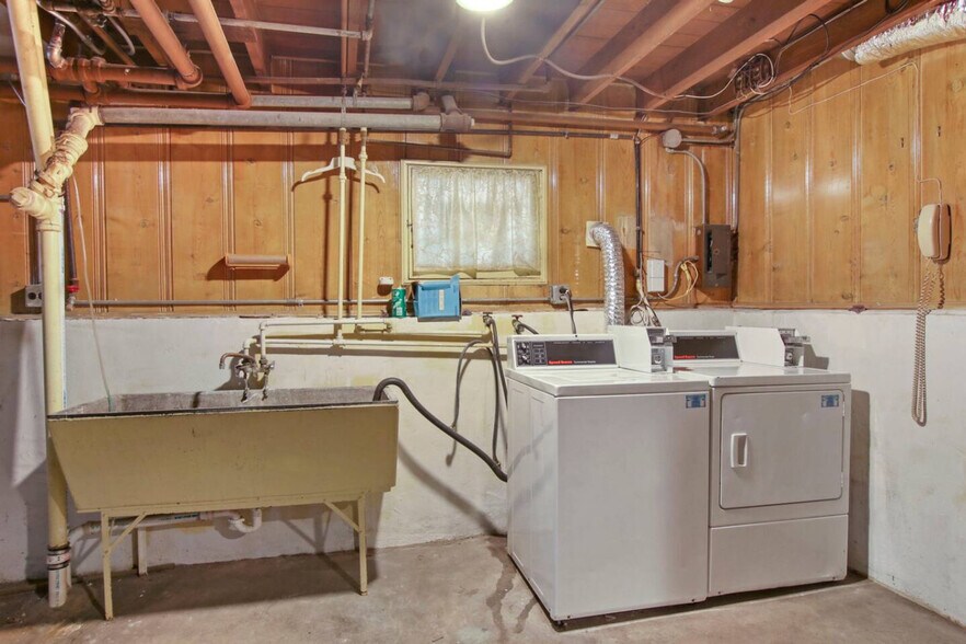 Building Photo - 3446 N Ozark Ave