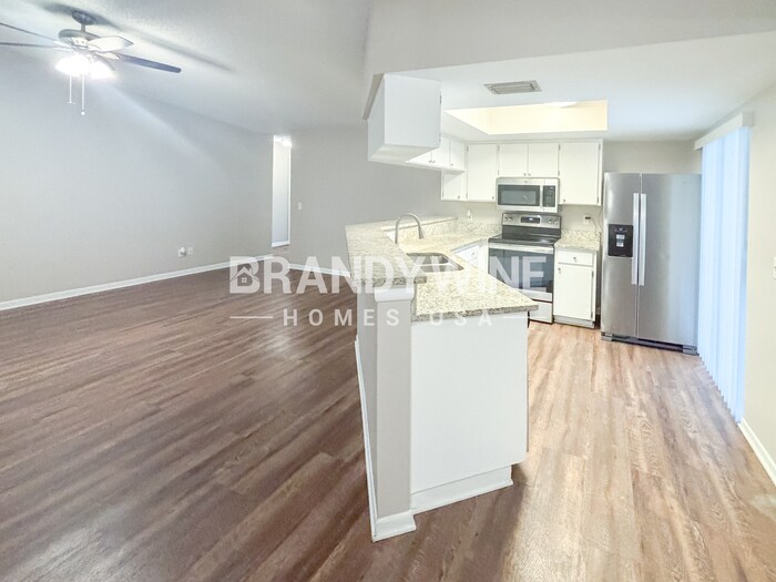 Building Photo - 734 Sandy Creek Dr