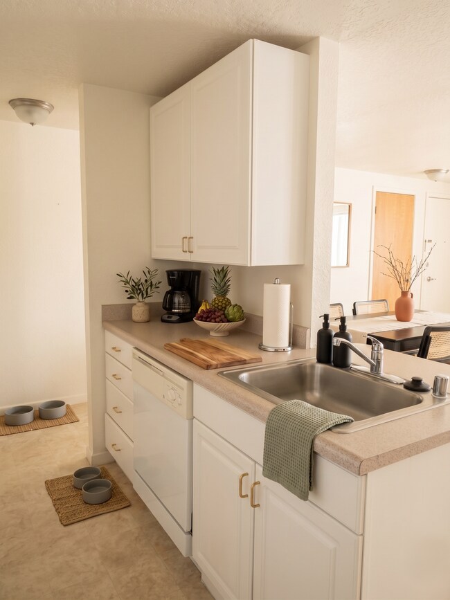 Building Photo - Magnolia Seattle 1-Bedroom Apartment for Rent | Off-Street Parking, Pet Friendly & On-Site Laundr...