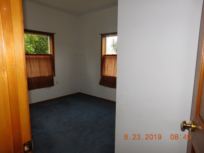 Building Photo - Large Single Family Home