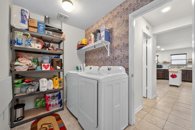 Building Photo - 2623 Hawthorn Park Ct