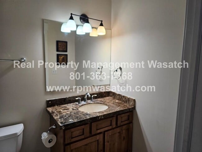 Building Photo - 985 Northcliffe Dr N