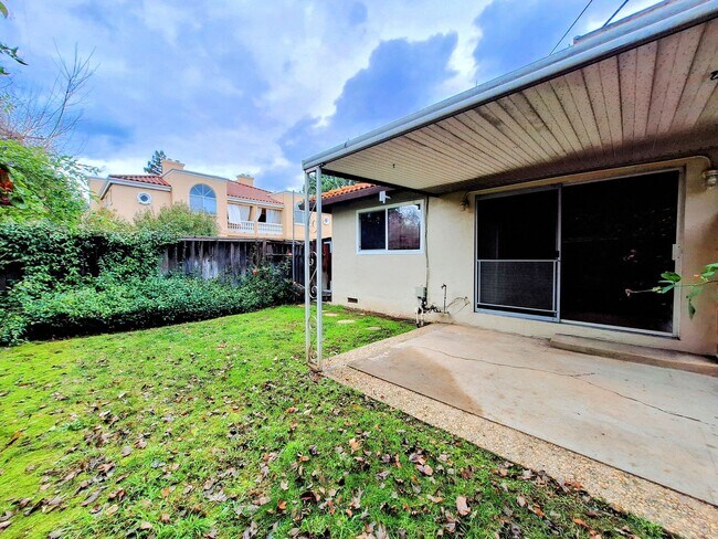 Building Photo - Charming 2bd Duplex With Private Yard & Garage